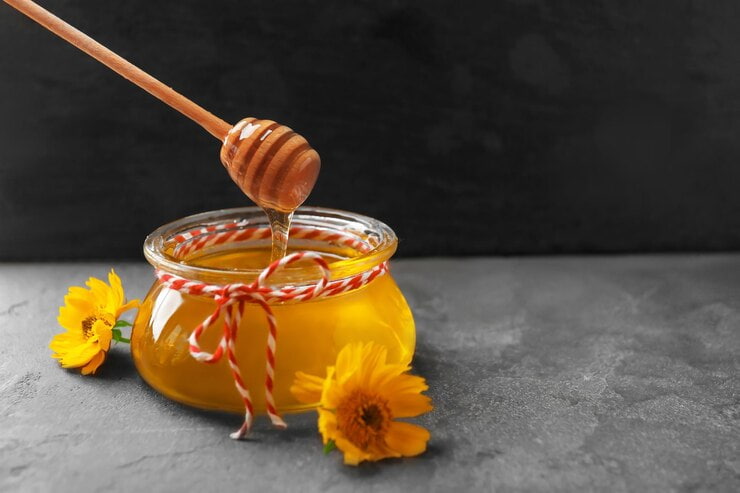 عسل بابونه خالص با رنگ طلایی شفاف